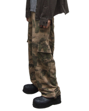 Load image into Gallery viewer, DIARY CAMO CONSTRUCTED BAGGY CARGO SWEATPANT
