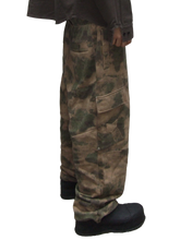 Load image into Gallery viewer, DIARY CAMO CONSTRUCTED BAGGY CARGO SWEATPANT

