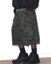 Load image into Gallery viewer, DIARY RIPSTOP CAMO BAGGY CUT OFF CARGO SHORT
